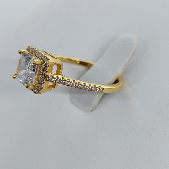 925 Sterling Silver Halo Ring Decorated with CZ Simulated Diamonds - Picture 9 of 10